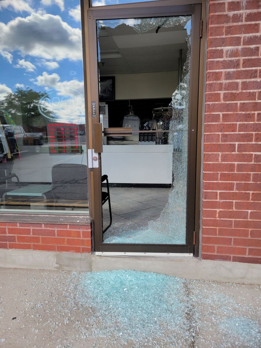 Commercial entrance door glass repair