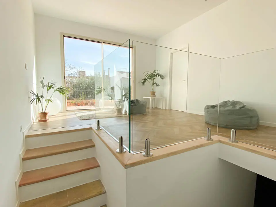 indoor house glass railing with enclosures